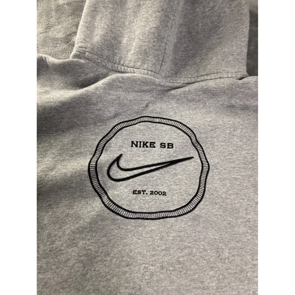 Nike SB Est. 2002 Skateboarding Embroidered Hoodie Mens M Gray Long Sleeve